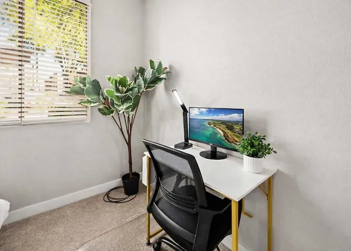 Desert Serenity Retreat Pools Patio Pet-friendly Escape Appartement